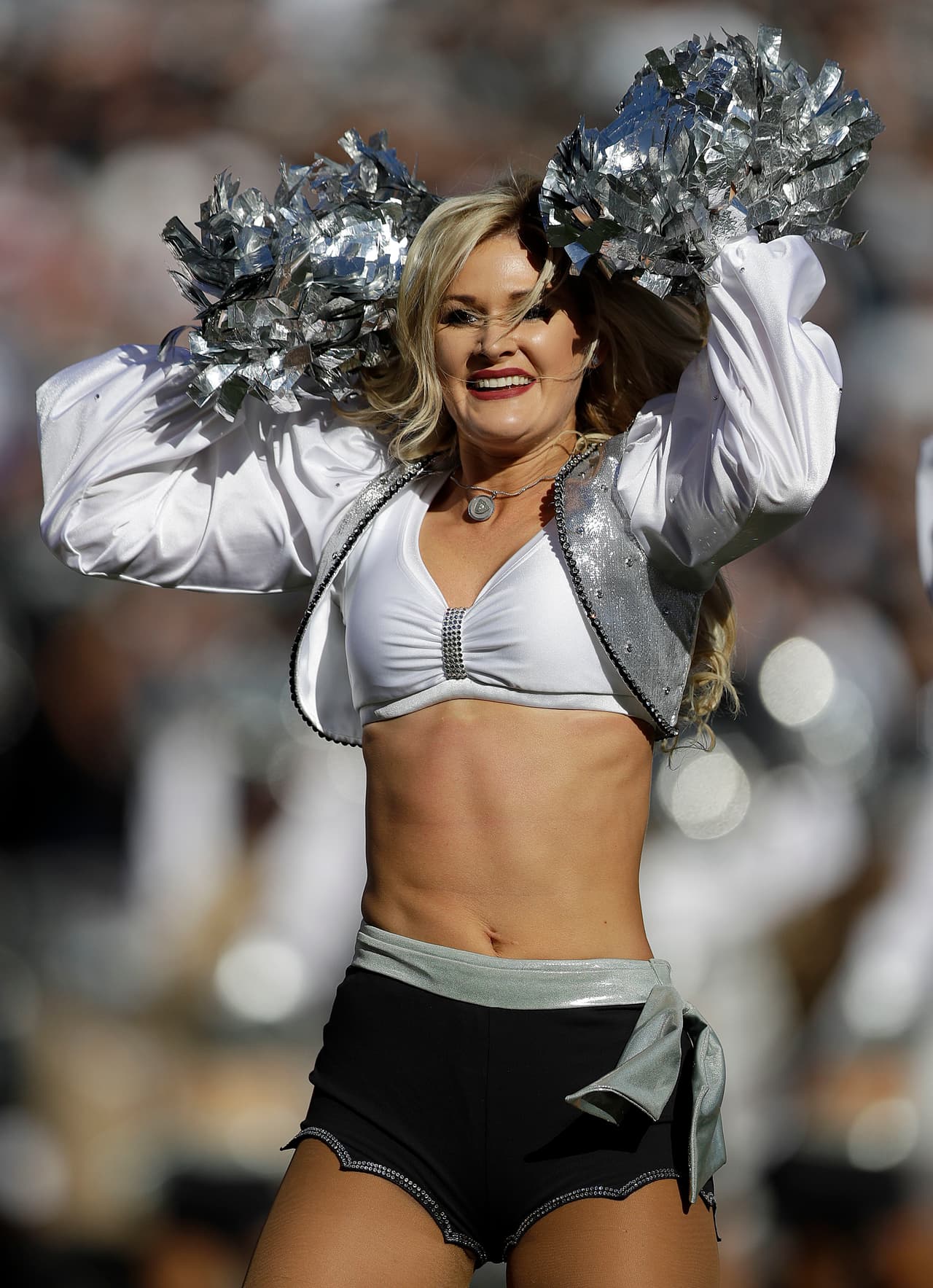 Las sensuales animadoras de la NFL le dieron alegría, belleza y energía al espectáculo del fútbol americano estadounidense en su Semana 13 de competencia, en un condimento único para el público.