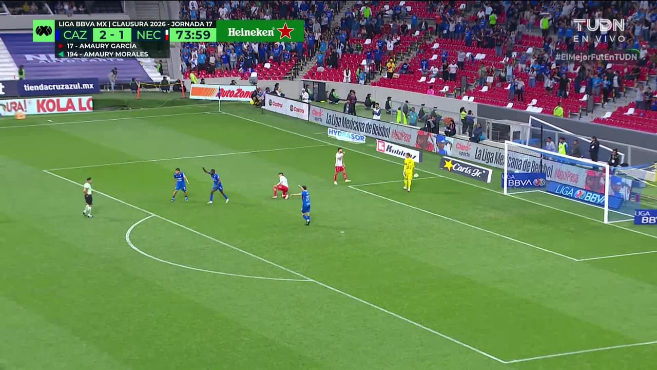 ¡Expulsión! El árbitro saca la roja directa a Emilio Lara.