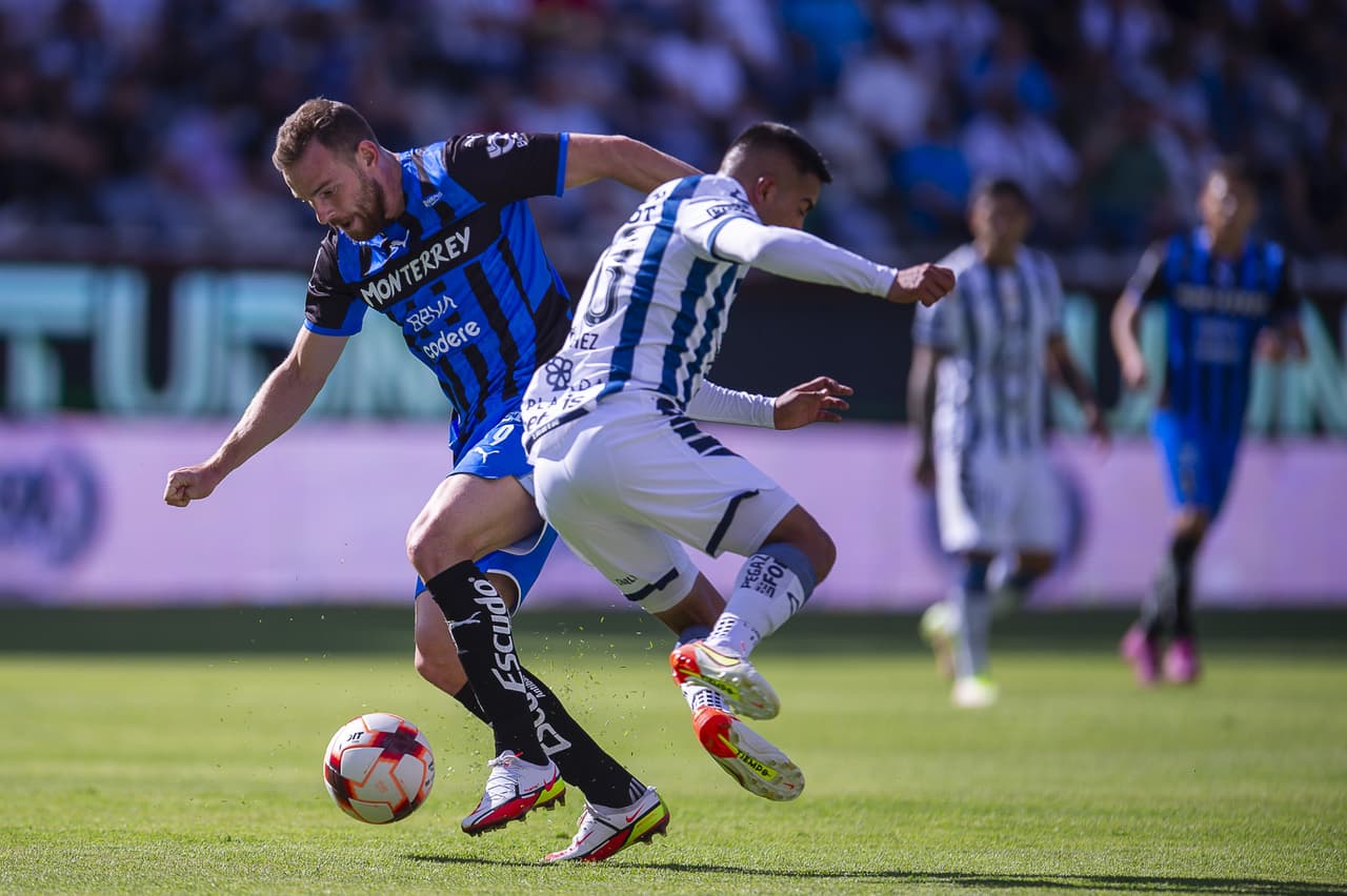 Gracias a un doblete de Luis Chávez y otro golazo de Roberto de la Rosa, el Pachuca dio cuenta de los Rayados.