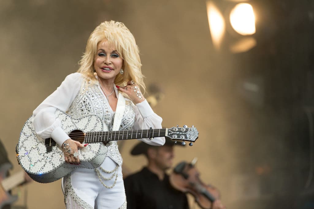 Fue el día de ayer, cuando Parton recibió su primera dosis de la vacuna.