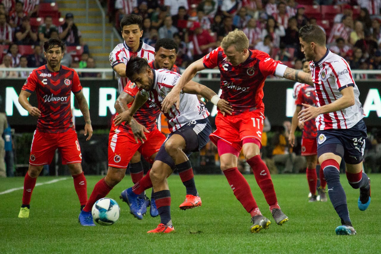 No había transcurrido ni un minuto de partido cuando Chivas ya pisaba el área veracruzana, incluso en los minutos iniciales, ya habían dado varios avisos de peligro al equipo porteño.