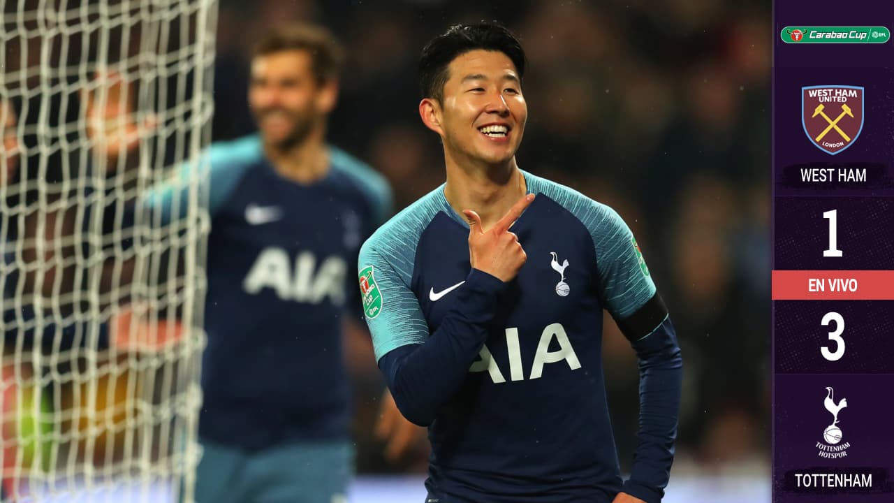 LONDON, ENGLAND - OCTOBER 20: Javier Hernandez of West Ham United scores but it is later dissallowed during the Premier League match between West Ham United and Tottenham Hotspur at London Stadium on October 20, 2018 in London, United Kingdom. (Photo by Mike Hewitt/Getty Images)
