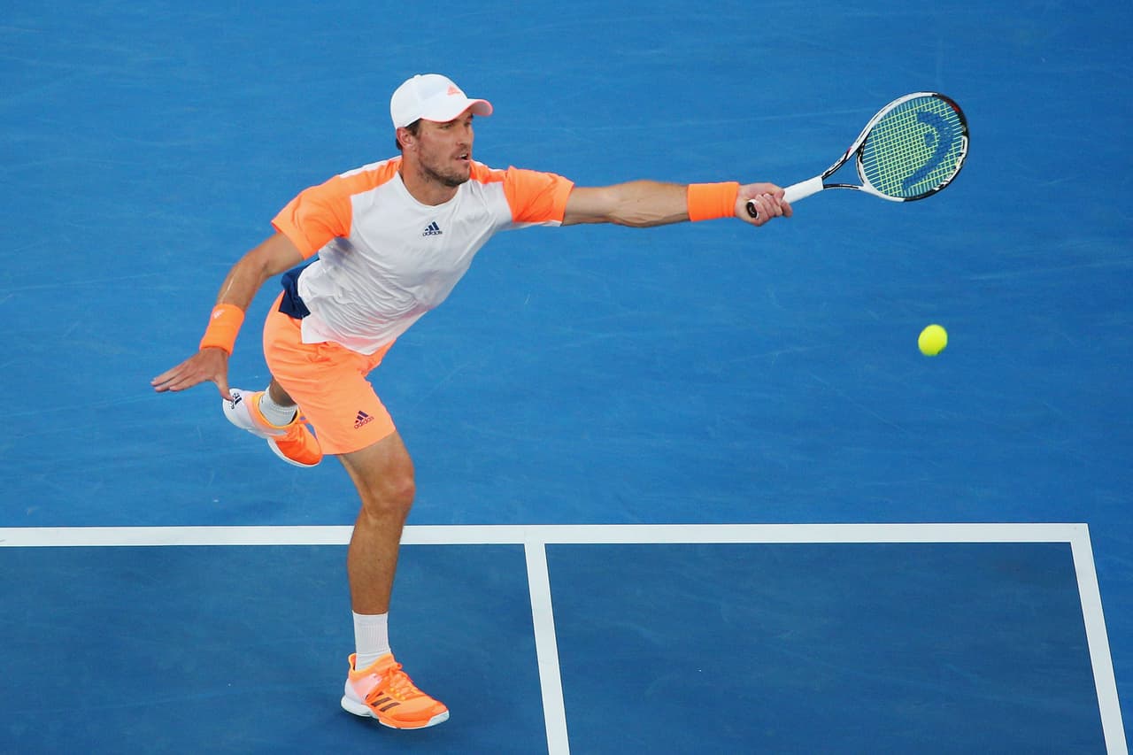 Alexander, hermano mayor de Zverev, derrotado por Rafael Nadal antes, miraba de vez en cuando su teléfono móvil desde la grada, sin la tensión del partido contra Murray.