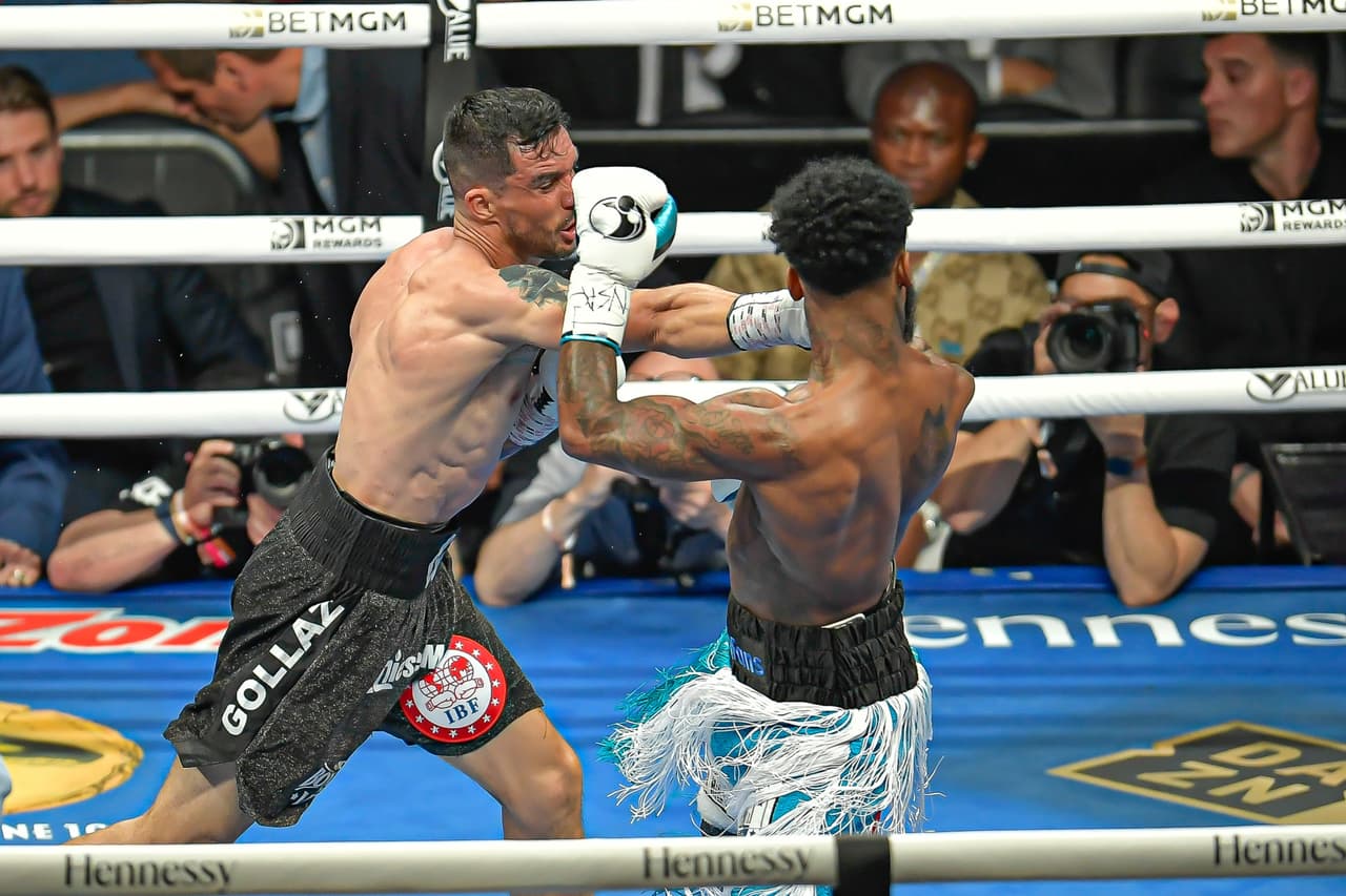 Montana Love y Gabriel Gollaz protagonizaron la pelea coestelar en la T-Mobile Arena por el título vacante norteamericano de la FIB en peso ligero que terminó ganando el estadounidense por DU.