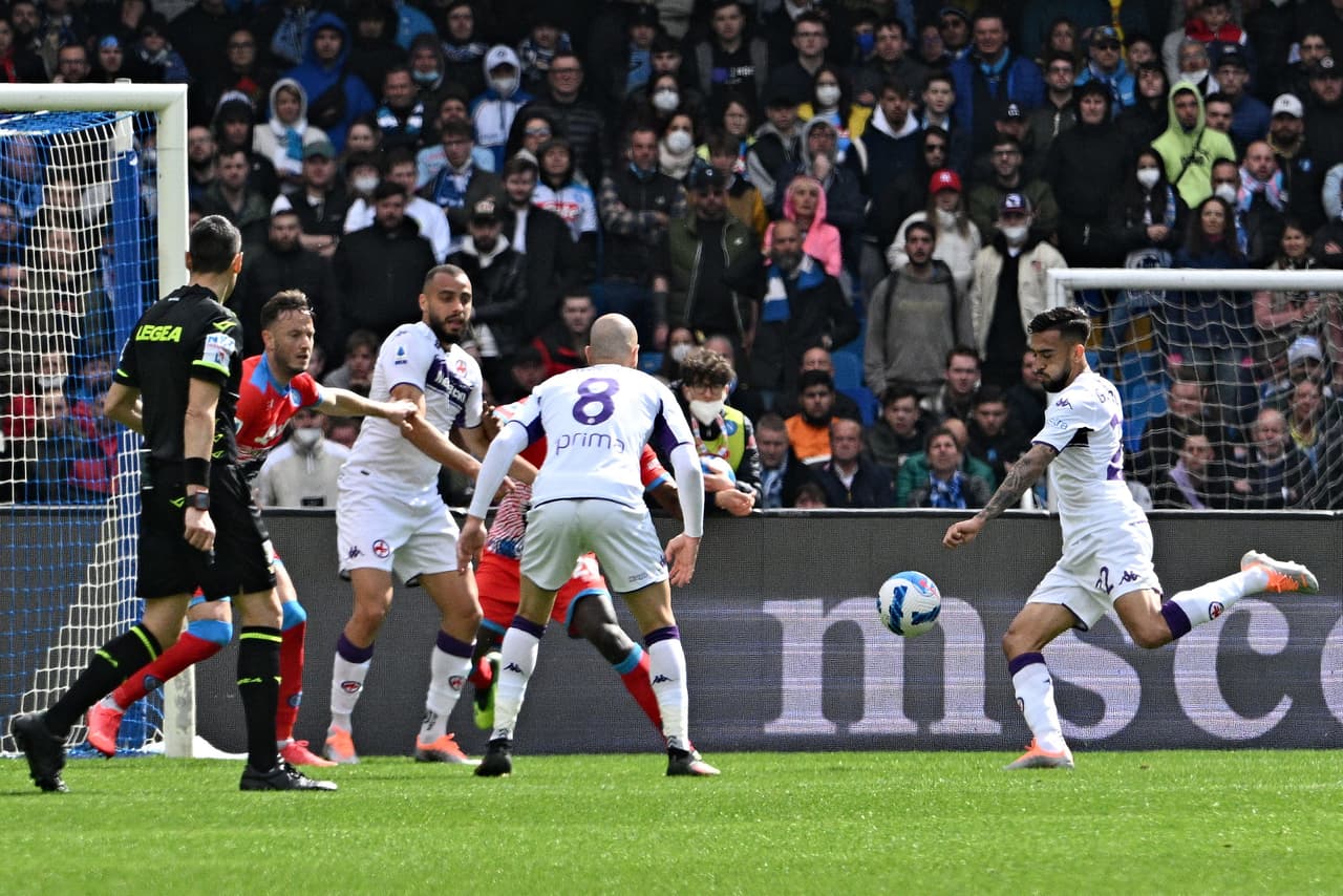 Napoli desperdició la oportunidad de tomar el liderato en Italia en la Serie A al perder en casa por 2-3 ante la Fiorentina; Hirving Lozano jugó en todo el segundo tiempo con poco aporte a la ofensiva.
