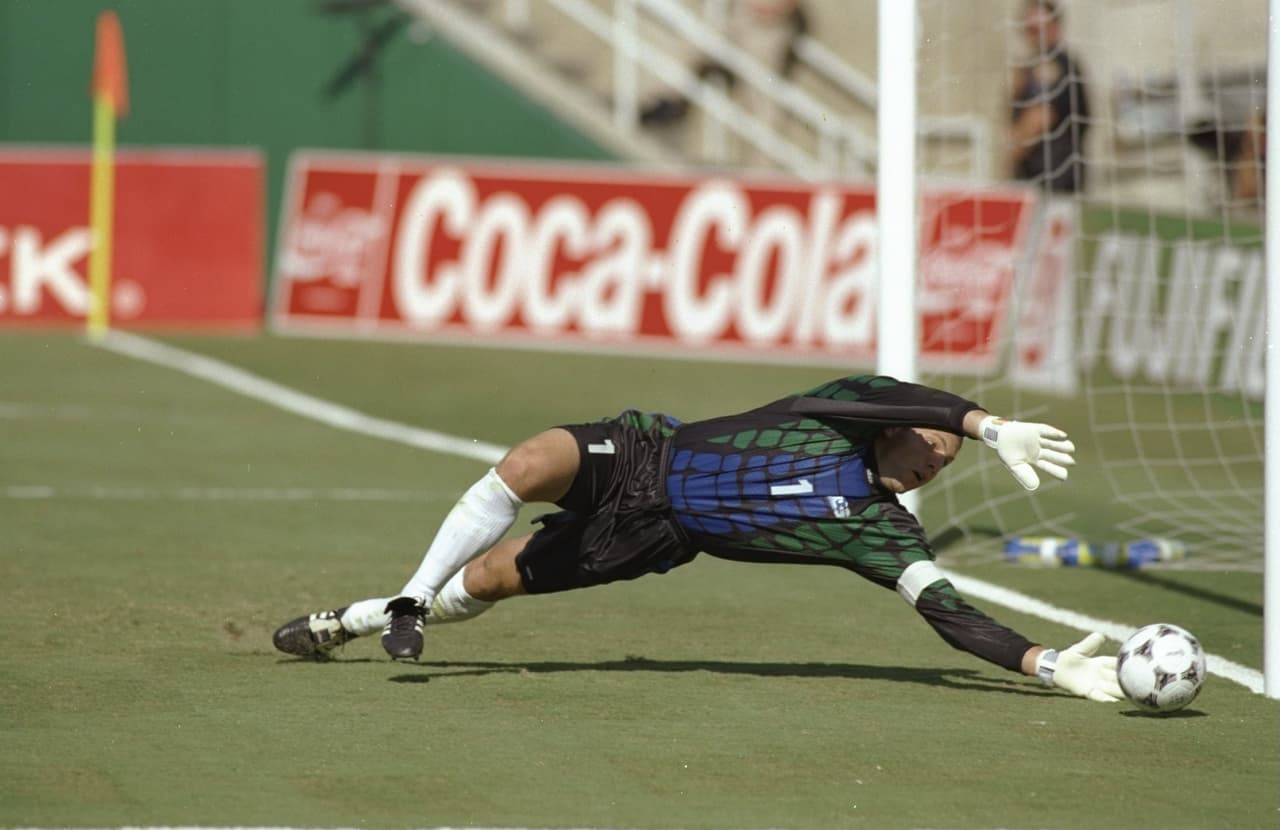 En Estados Unidos-94, el arquero Tony Meola fue la gran figura del equipo local, que alcanzó los octavos de final en gran parte gracias al triunfo 2-1 sobre Colombia, eliminado en el grupo A, en un resultado sorpresivo para el mundo.