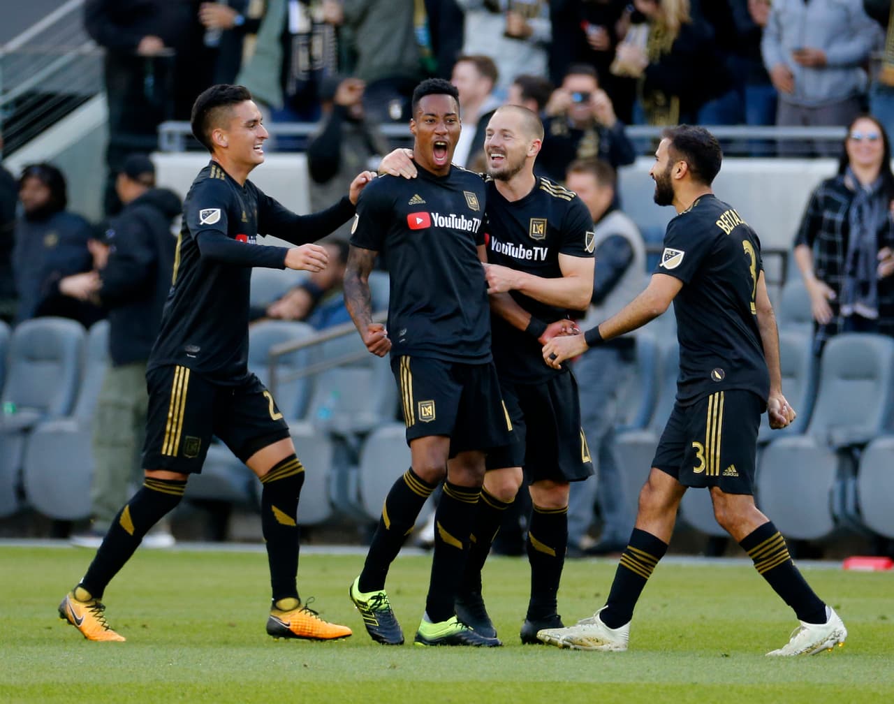 El mediocampista canadiense Mark-Anthony Kaye (centro) aotó el primero de Los Angeles FC tras asistencia de Carlos Vela al minuto 14.