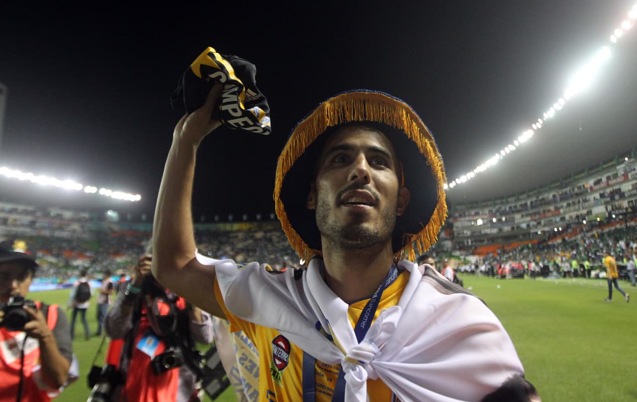 ¡Tigres se proclama Campeón del fútbol mexicano! Los felinos regiomontanos cosecharon su séptimo título de la Liga MX y se cuelan, aunque muchos se sigan negando a aceptarlo, entre los grandes del balompié azteca. Luego de superar en una Final de un solo gol a los Esmeraldas del León, así se dieron los festejos de los Tigres en patio ajeno, imágenes para el recuerdo y que hay que darse un tiempo para echarles un ojo, sobre todo la fiel afición de los felinos regios.