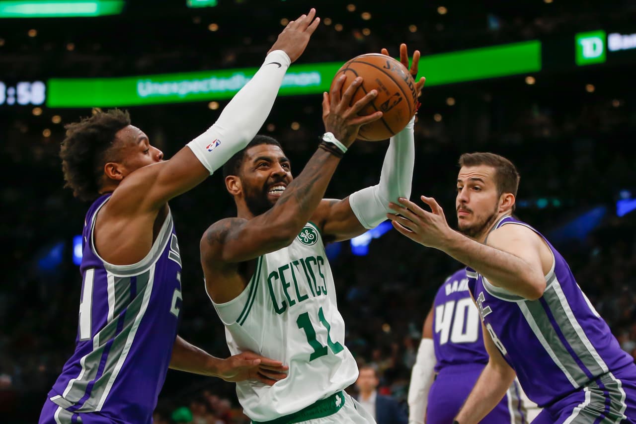 El estelar guardia de los Celtics Kyrie Irving (11) se lució con un triple doble al anotar 31 puntos, descolgar 10 rebotes y repartir 12 asistencias. Por Sacramento destacó Buddy Hield (izq), quien se despachó con 34 unidades.