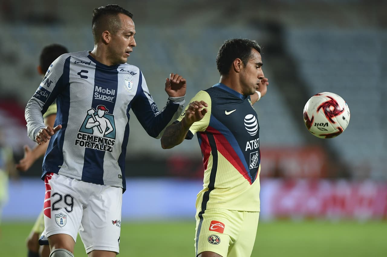 Tras el gol del América, Pachuca comienza a encontrar espacios en la defensa del América, pero no logran penetrar de manera correcta.