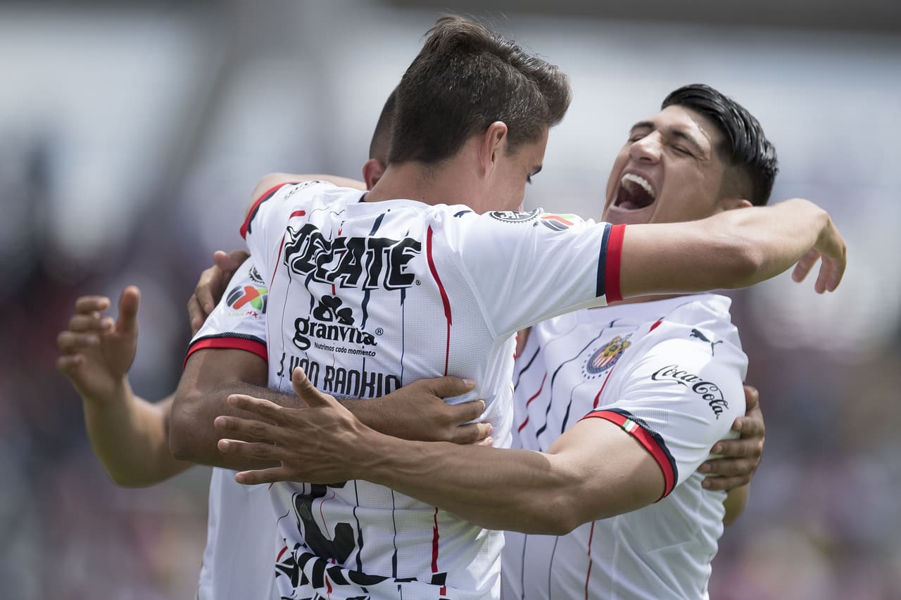 El impulso anímico fue para Chivas de de Guadalajara, que inclinó la cancha a su favor en busca del triunfo.