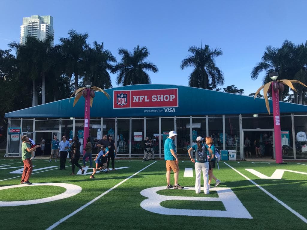 Los aficionados a la NFL pueden disfrutar un espacio para ellos antes del Super Bowl LIV entre San Francisco y Kansas City.