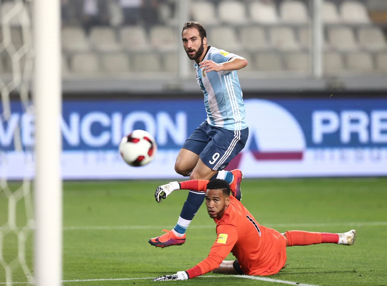El arquero Pedro Gallese, de Tiburones de Veracruz, tuvo que sacar el balón desde adentro de la cancha dos veces, pero así también evitó que el marcador fuera más grande.