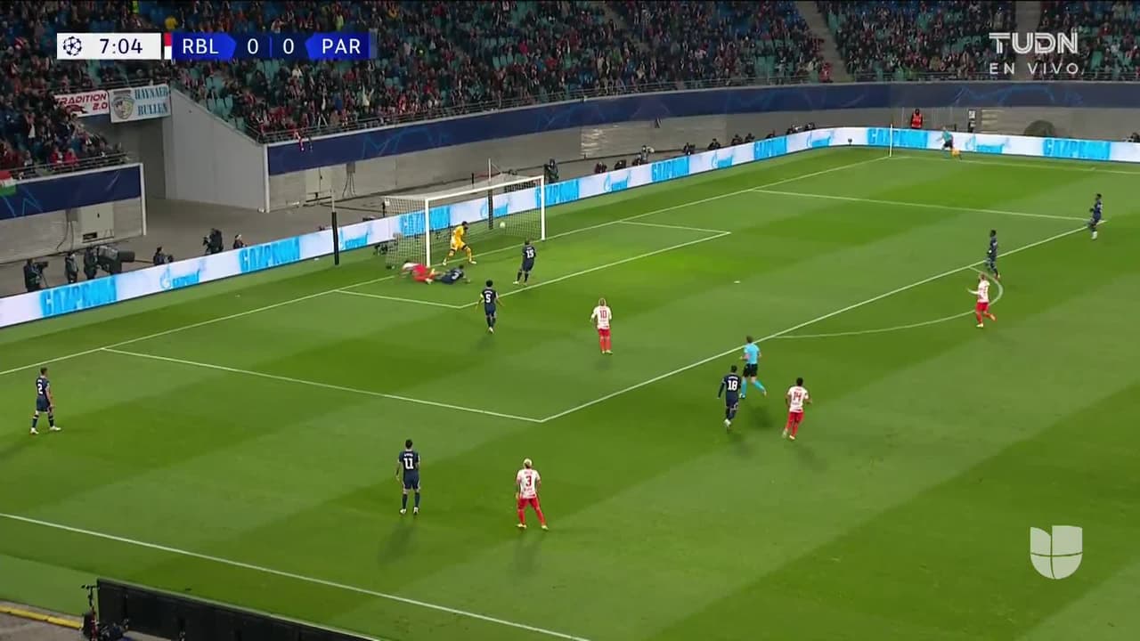 ¡GOL!  anota para RB Leipzig. Christopher Nkunku