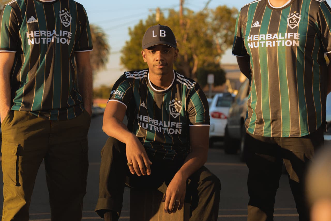 Así luce el espectacular jersey retro del Galaxy.