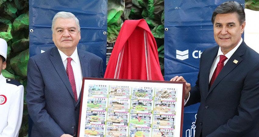 Ernesto Prieto y Omar Canizales presentaron el boleto conmemorativo del 75 aniversario de la LMP.