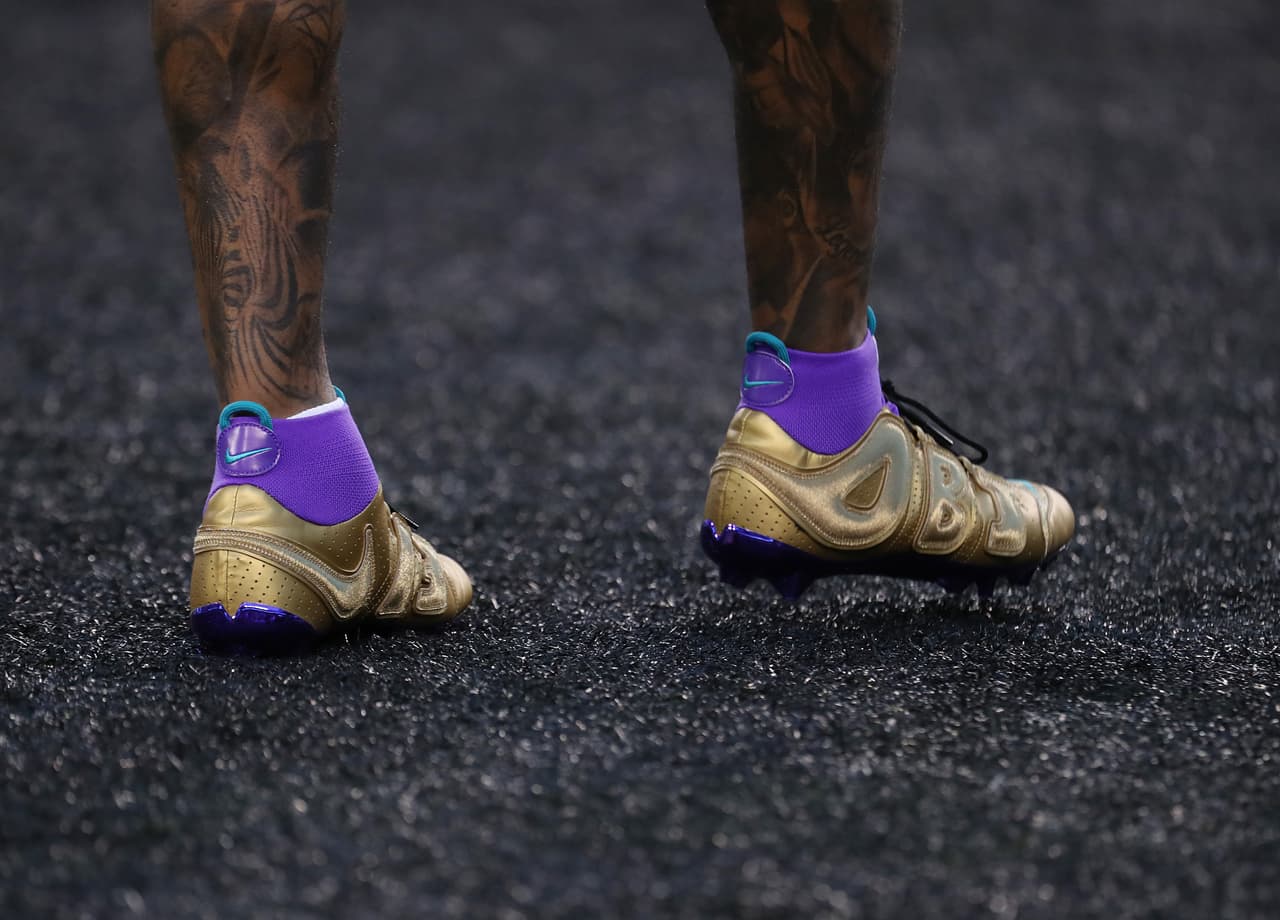 Ocupó estos botines durante el calentamiento y parecía que con esos jugaría; sin embargo, no fue así.