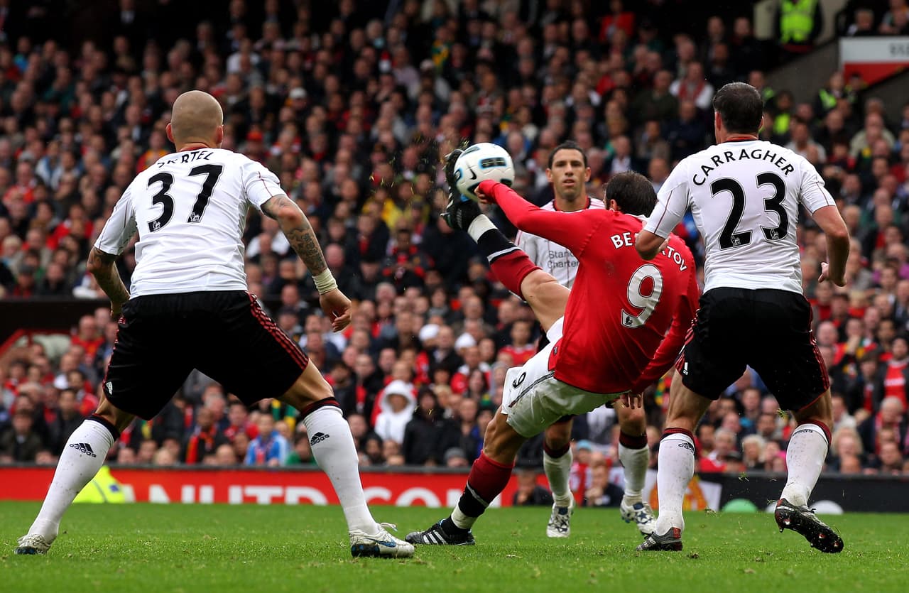 <b>Dimitar Berbatov (Manchester United) - </b>el crack búlgaro le metió este golazo al Liverpool en el 2010 tras un buen centro de Nani que paró con el muslo y mientras caía la pelota se voletó. El balón entró tocando el horizontal