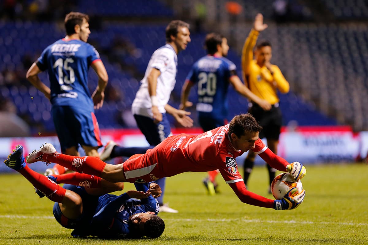 Una intervención del arquero argentino de Monterrey, Marcelo Barovero.
