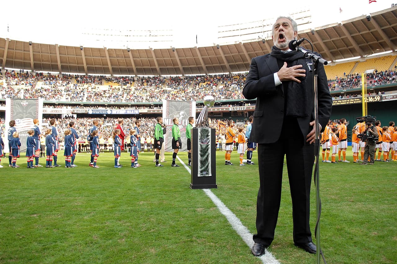 El tenor interpretó el himo en previo al NE Revolution-Houston Dynamo.
