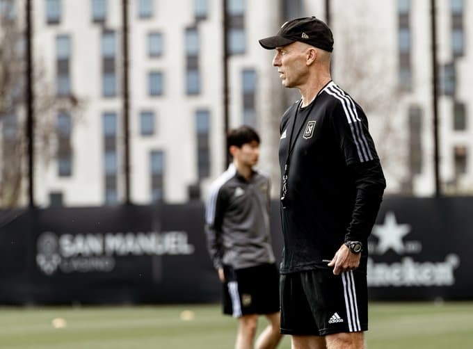 El entrenador Bob Bradley no pierde detalle de los movimientos de su equipo.