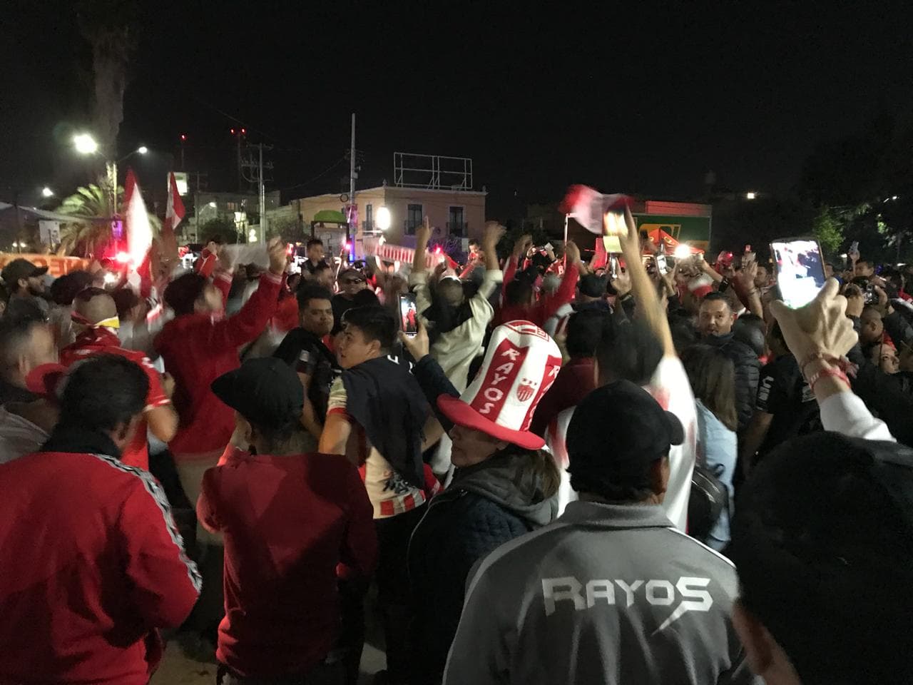 Así llegan los aficionados de Necaxa y Monterrey al Estadio Victoria.
