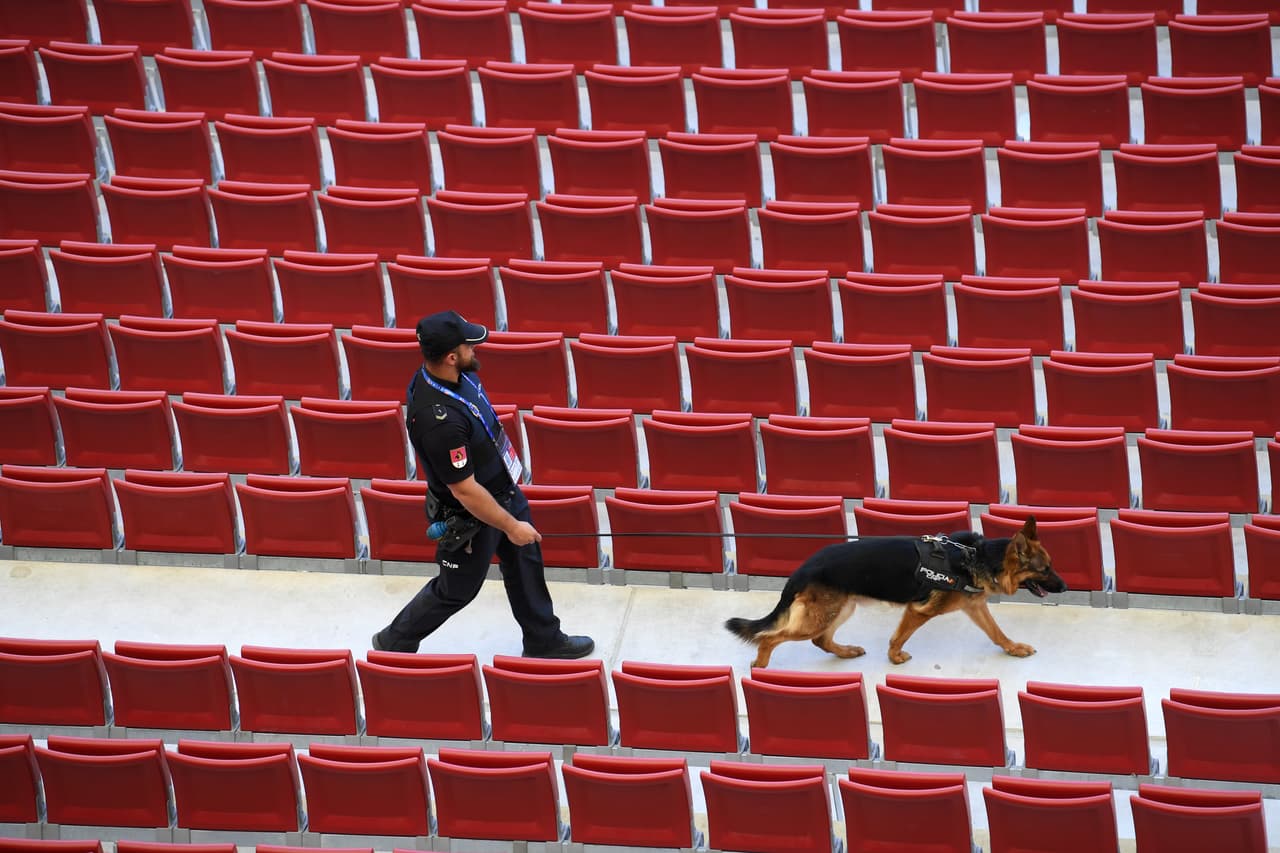 Desde muy temprano la Policía de Madrid se tomó el Estadio Metropolitano para mantener la seguridad de la Final de Champions League entre Liverpool y Tottenham. Se designaron cerca de 4.700 efectivos para el operativo en el escenario y sus cercanías, quienes han realizado inspección de las tribunas además de revisiones a los fanáticos que van llegando.