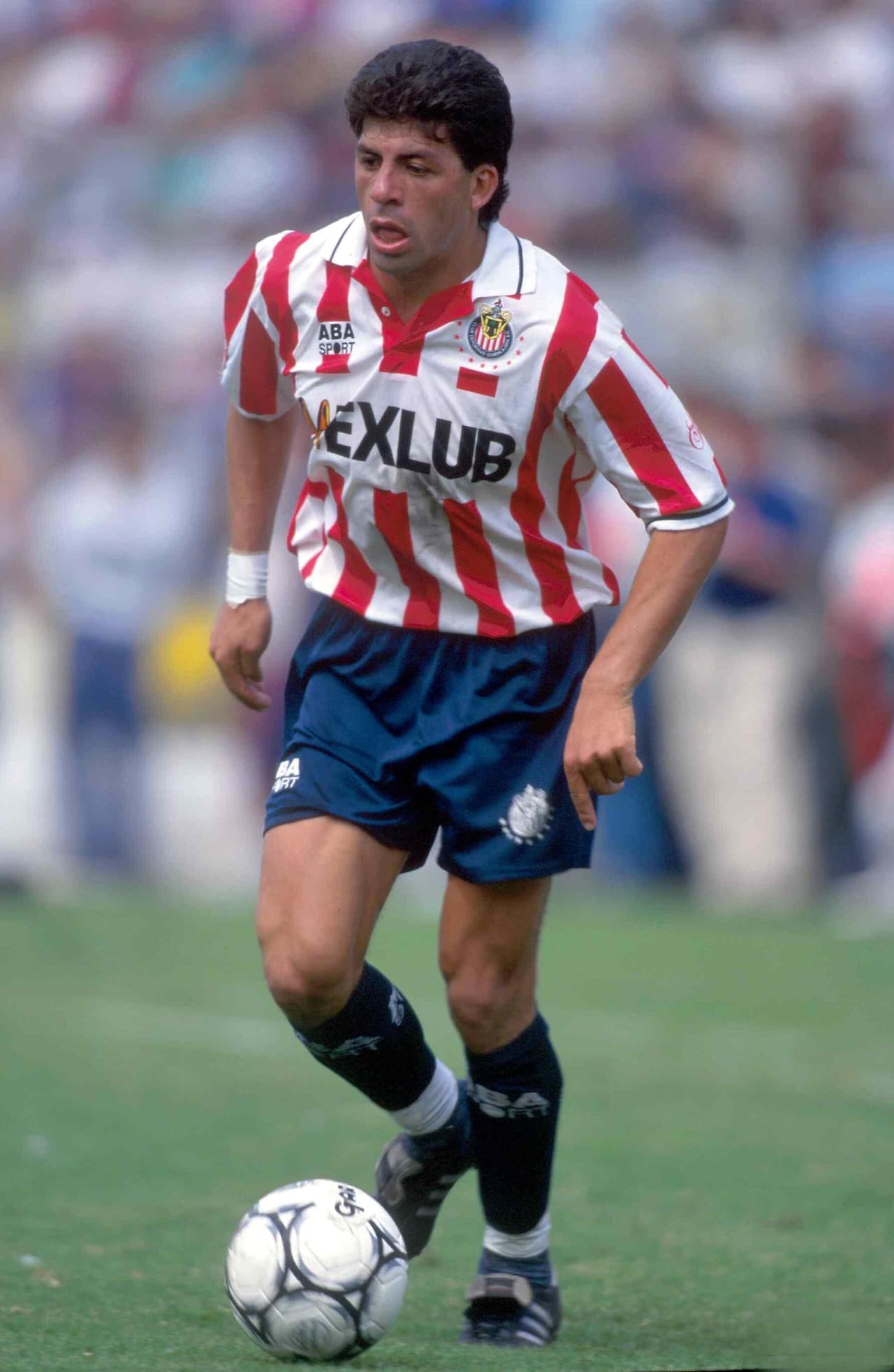 Antes de la compra del club por Jorge Vergara en 2002, el Guadalajara usaba prendas hechas en México como ABA Sports y Atlética.