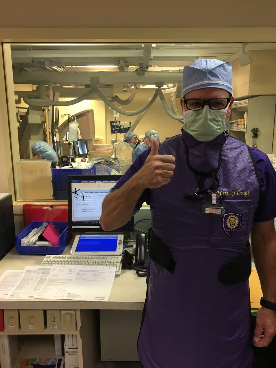 El doctor no se quiso perder la oportunidad de vestir los colores purpura del Orlando City, así que hoy trabajo en el hospital con su bata personalizada.
