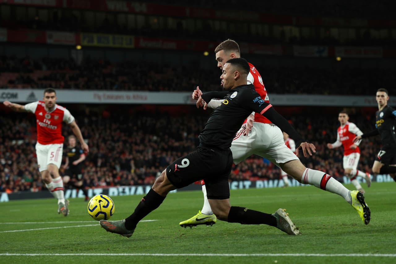 Centro de Gabriel Jesús, tras desbordar por la banda, al corazón del área.