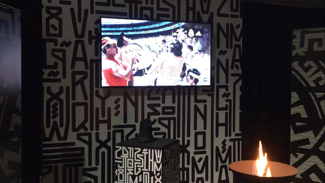 Como un homenaje a la cultura azteca y al balón con el que se jugó el Mundial de 1986, Adidas y la FMF presentaron este martes oficialmente el nuevo jersey de la selección mexicana de fútbol para la Copa Oro 2019. Un restaurante de la Colonia Juárez fue el lugar del evento, el cual se tiñó con lo mejor de la historia del Tri.