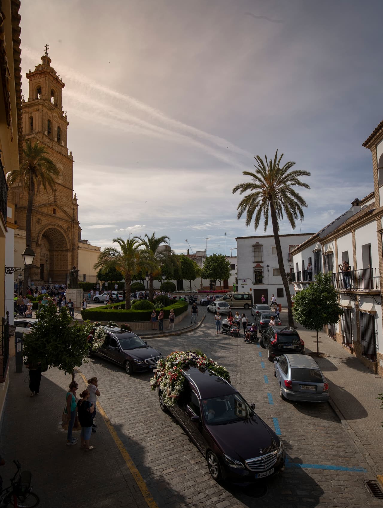 Miles de personas acudieron a las calles de Sevilla a despedir a José Antonio 'La Perla' Reyes, símbolo del Sevilla Club de Fútbol, exitoso con el Arsenal y Atlético de Madrid. El futbolista de 35 años, quien estaba ligado al Extremadura de la Segunda División, murió en un accidente de tránsito al circular a alta velocidad el sábado pasado. Este fue el modo en el que despidieron al sevillano, entre lágrimas y palmas.