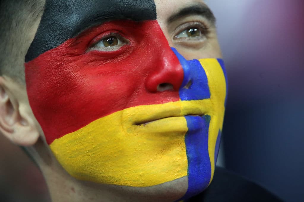 Los fanáticos de Alemania y de Suecia viven la fiesta del segundo partido de ambos países por el grupo F en el Mundial de Rusia 2018, en medio del colorido del certamen.