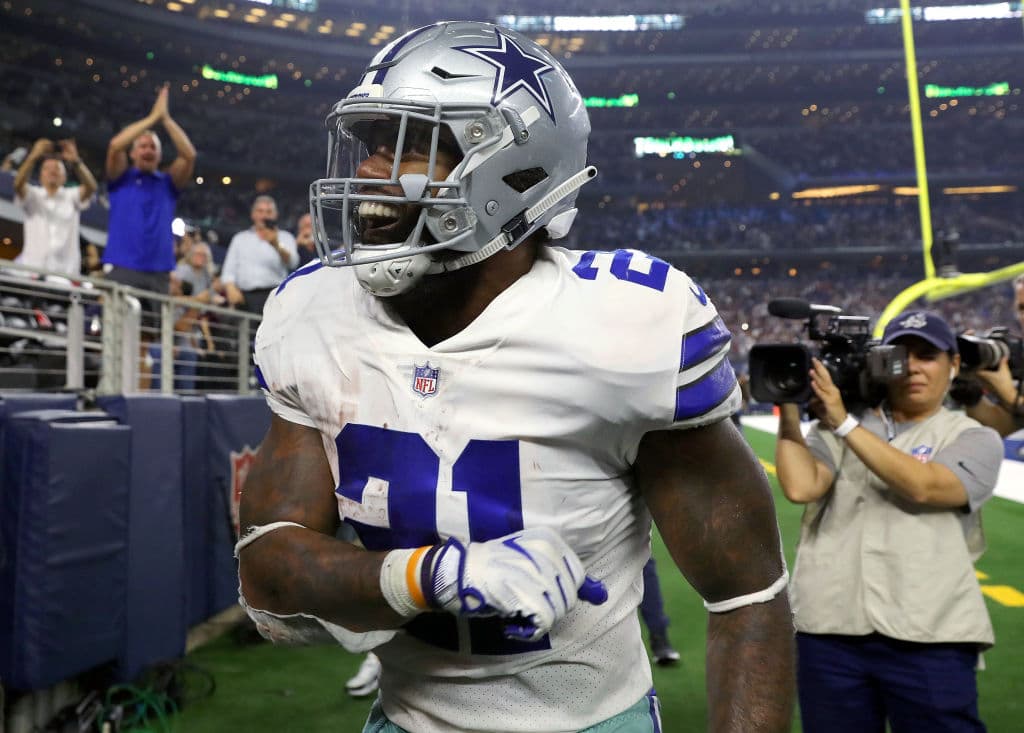 Elliott compiló 17 acarreos para 78 yardas terrestres con una anotación, promediando 4.6 yardas por cada carrera.