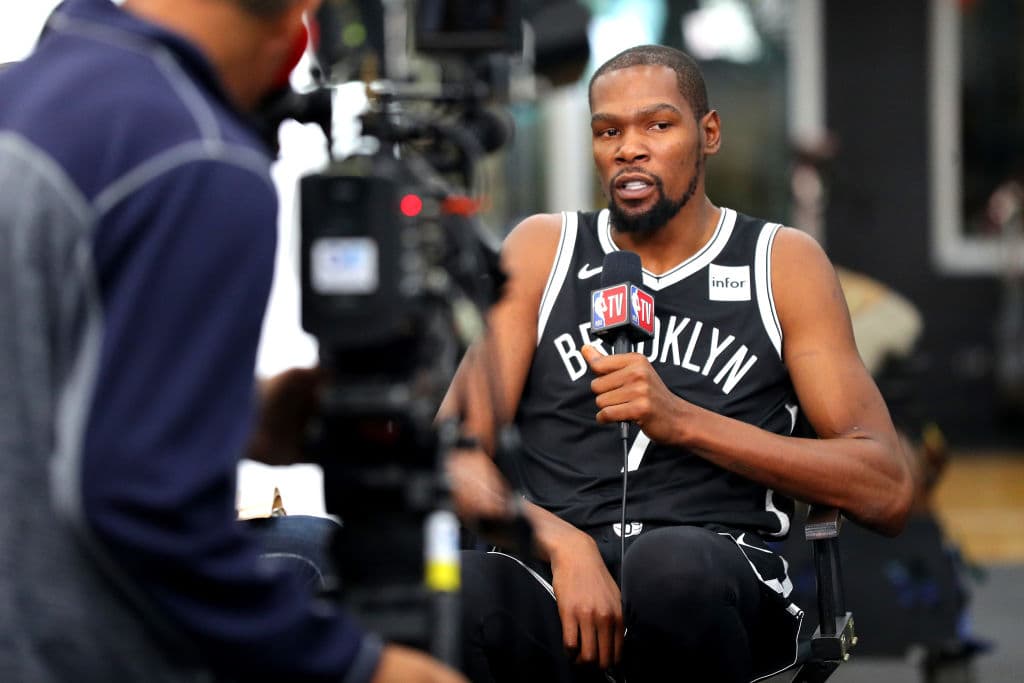 Al parecer, la superestrella Kevin Durant parecía no estar impresionado con las preguntas tontas.