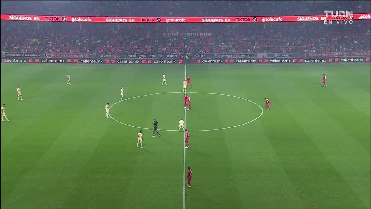 Arranca el partido y la pelota está en juego.