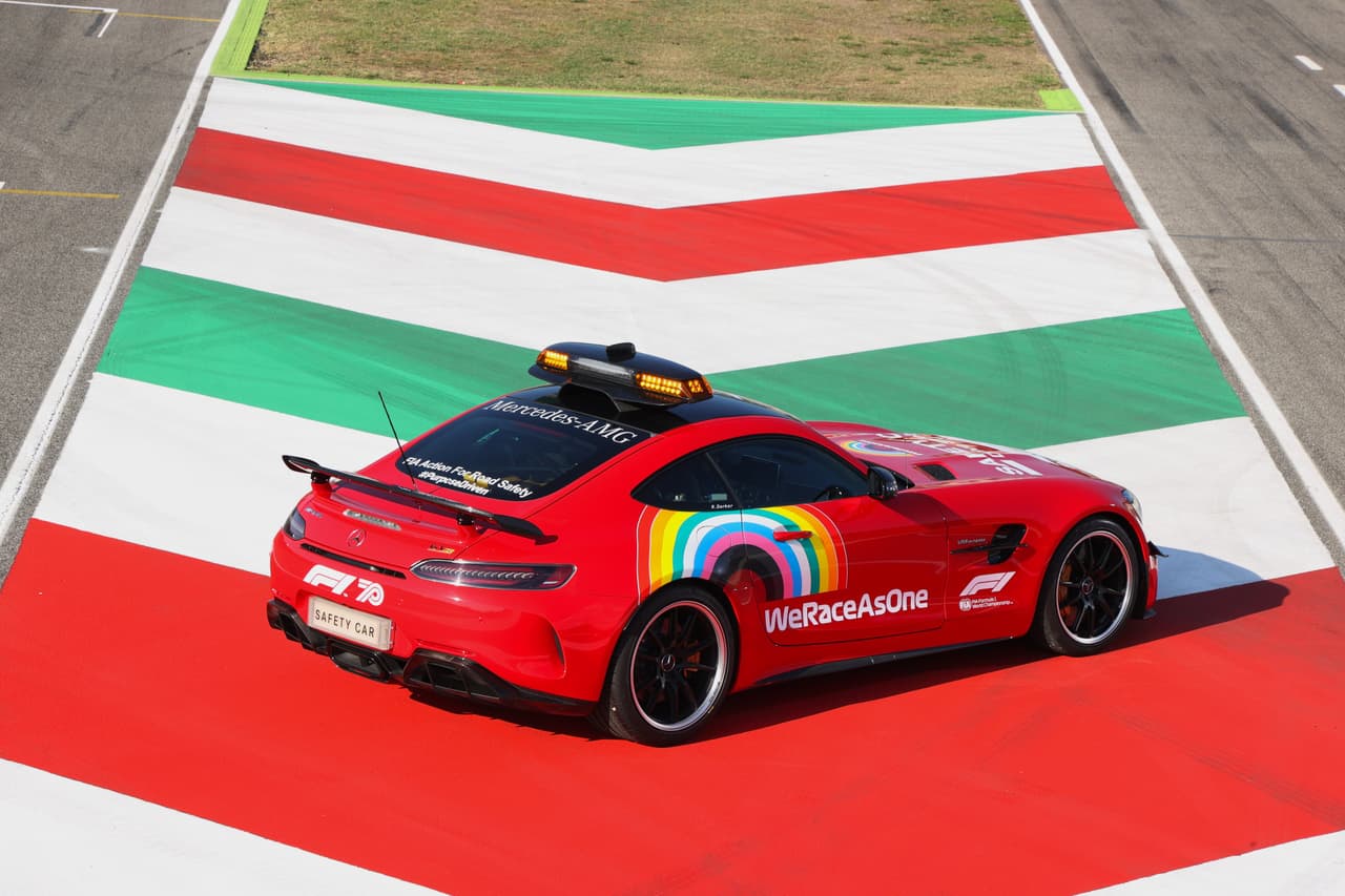 El carro de seguridad de Mercedes Benz se pinta de rojo en honor a las 1000 carreras de Ferrari para el Gran Premio de la Toscana que se correrá en el Circuito Mugello. Bernd Maylander es el piloto de este carro.