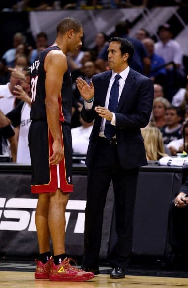Todo o nada. Dispuestos a dejar la vida en la cancha San Antonio fue por su quinto campeonato mientras Miami buscaba salir de la mala racha 3-1 pese a que ningún equipo en la historia lo había logrado en una final. San Antonio apaleó a Miami.          