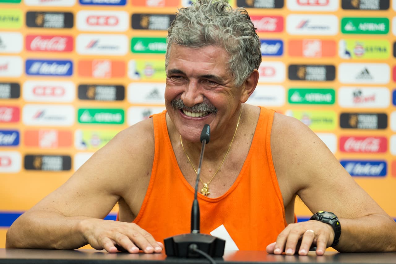 La diferencia de edad pueda ser la clave en las posturas de Ferretti y Almeyda a la hora de dirigir. El 'Tuca' sobrepasa los 60 años (son 63, para ser exactos) y su manera de vivir el juego es muy estricta.