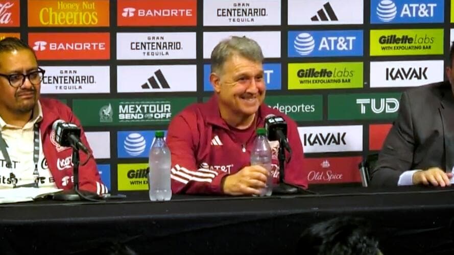 ‘Tata’ se puso contento y felicitó a reportero por preguntar de futbol