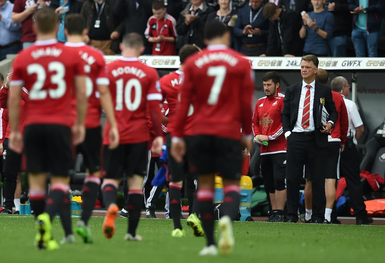 Tras la marcha de Sir Alex Ferguson, los Red Devils han navegado en la mediocridad sin tener resultados ni en la Premier, ni en la FA Cup y mucho menos en Europa, por ello los dirigentes del Manchester echaron mano de un técnico polémico pero ganador como Louis van Gaal quien llevó a Holanda al tercer lugar en el Mundial y ya imprimió su mano dura en el equipo rojo.