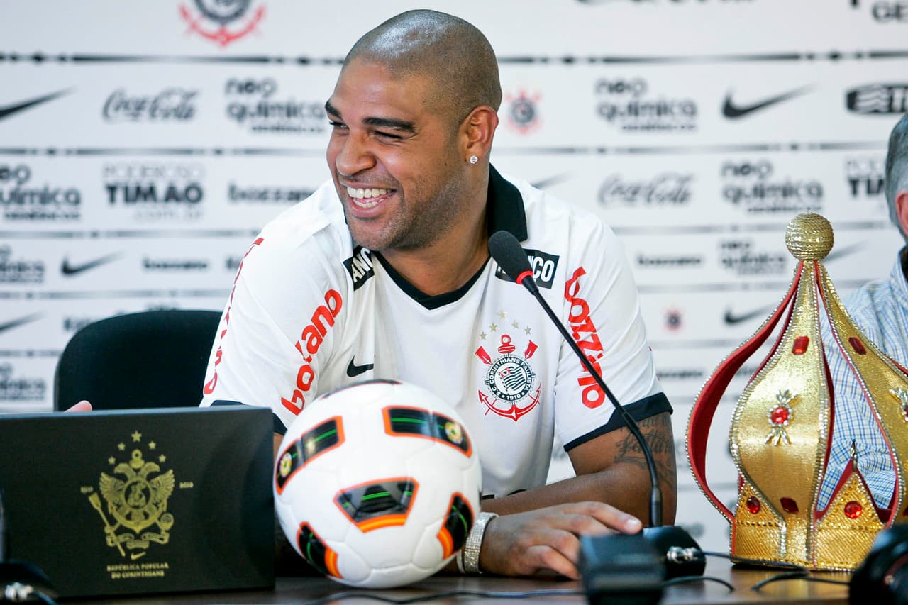 Adriano - cuando jugaba para el Corinthians, el delantero brasileño vivió un escándalo en su país por dispararle en una mano a una mujer por accidente. Dentro de uno de sus carros, con varias chicas, quiso enseñarles el arma de su guardaespaldas y sin querer la accionó.