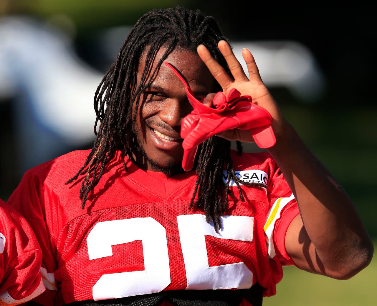 El running back Jamaal Charles, de los Chiefs de Kansas City, saluda a aficionados durante el campamento de entrenamiento del equipo en St. Joseph, Missouri, el miércoles 17 de agosto de 2016. (AP Foto/Orlin Wagner)