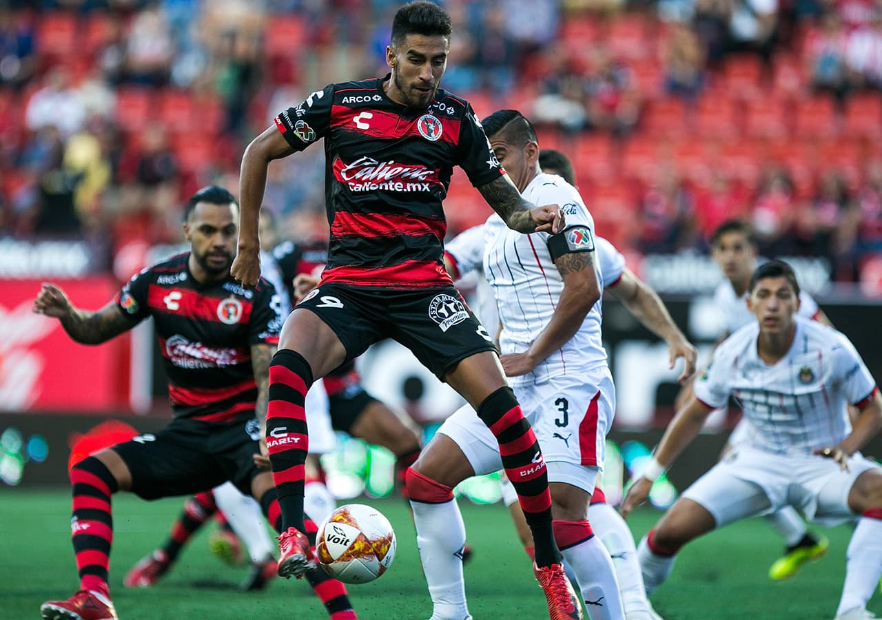 El juego fue intenso, de gran nivel táctico y futbolístico, pero al final los Xolos de Tijuana se llevaron el triunfo por 2-1 sobre las Chivas de Guadalajara en la primera jornada del Apertura 2018.