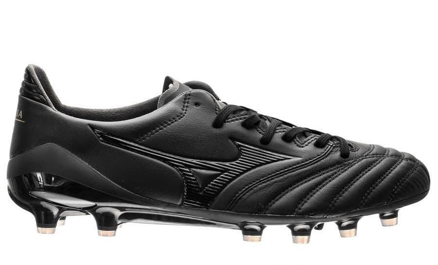 6. Mizuno Morelia Neo Blackout: su comodidad es magnífica gracias a la confección de primera calidad japonesa con cuero Kobe. Vale recordar que esta marca produce cada bota a mano, artesanalmente.