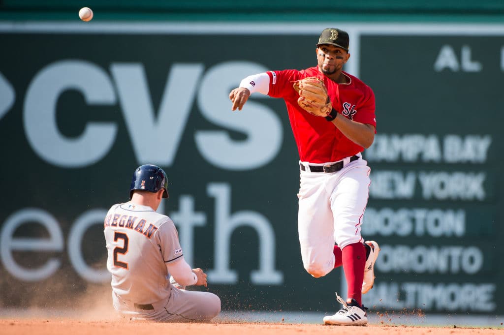 Aquí en la imagen el short stop Xander Bogaerts en una jugada de doble matanza para los Boston Red Sox mientras forzaba en la intermedia a Alex Bregman.
