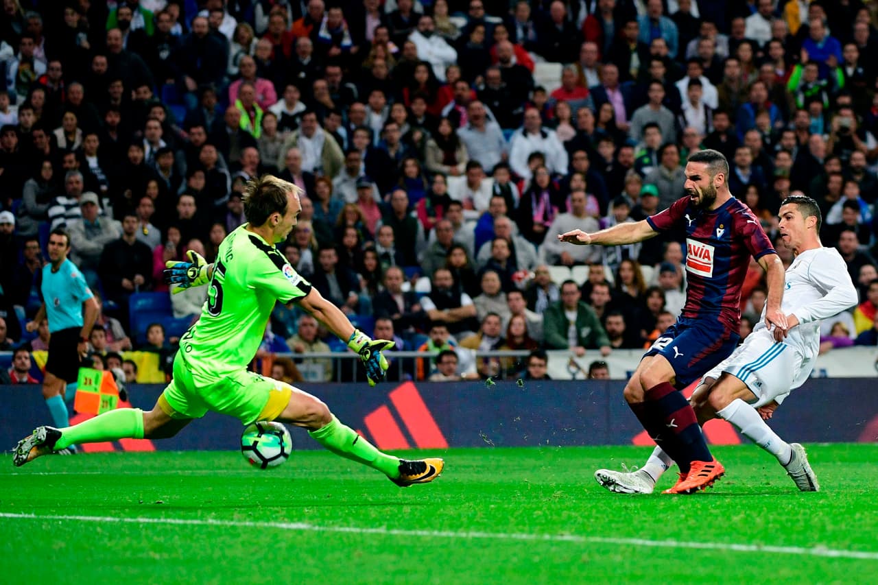 El arquero Marko Dmitrovic evitó que el marcador por momentos fuera aún más alto.