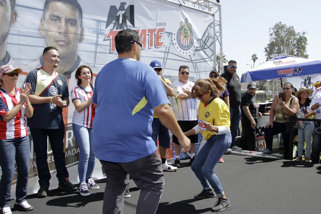 Los hinchas de América y Chivas de Guadalajara vivieron en Los Angeles una edición del Clásico Nacional en medio de la rivalidad de dos grandes y la hermandad entre dos clubes del mismo país.