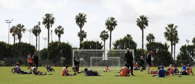El conjunto de Bruce Arena disfruta del buen clima del sur de California.