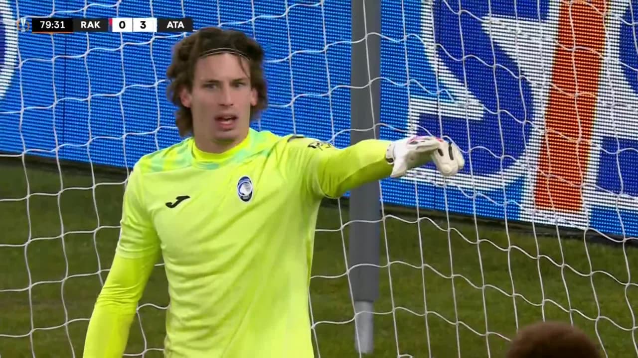 ¡TIRO ATAJADO! disparo por Lukasz Zwolinski.